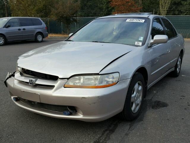 1HGCG1659WA002707 - 1998 HONDA ACCORD EX SILVER photo 2