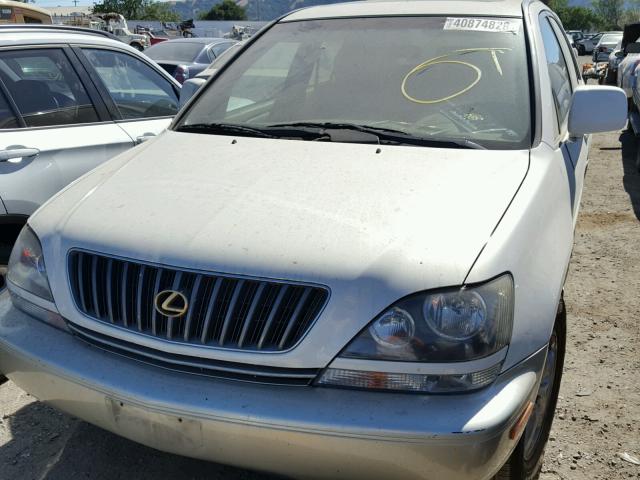 JT6HF10U8Y0111733 - 2000 LEXUS RX 300 WHITE photo 2