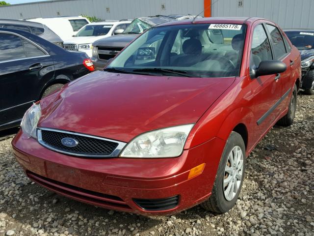 1FAFP34N05W141190 - 2005 FORD FOCUS ZX4 RED photo 2