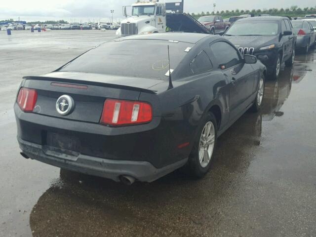 1ZVBP8AM8C5236713 - 2012 FORD MUSTANG BLACK photo 4