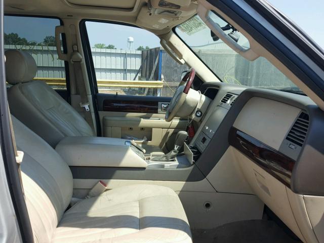 5LMFU28R54LJ23335 - 2004 LINCOLN NAVIGATOR 银色 照片 5