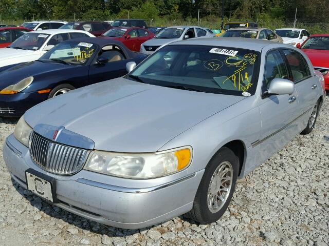 1LNHM82W41Y653257 - 2001 LINCOLN TOWN CAR SILVER photo 2