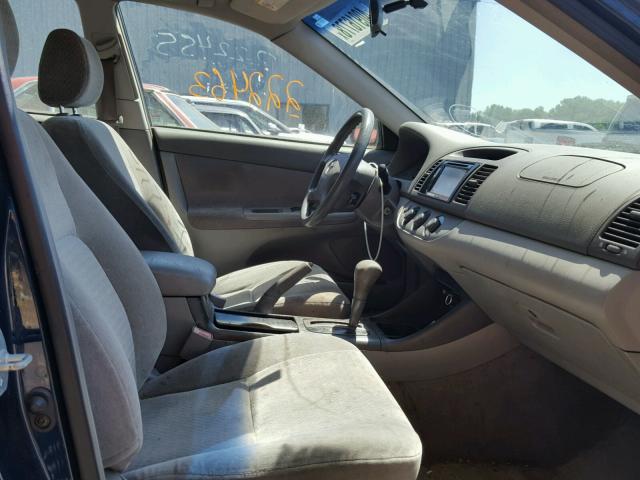 JTDBE32K020036557 - 2002 TOYOTA CAMRY LE ლურჯი ფოტო 5