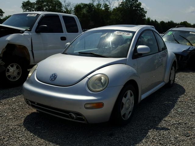 3VWCA21C7YM439197 - 2000 VOLKSWAGEN NEW BEETLE ვერცხლისფერი ფოტო 2
