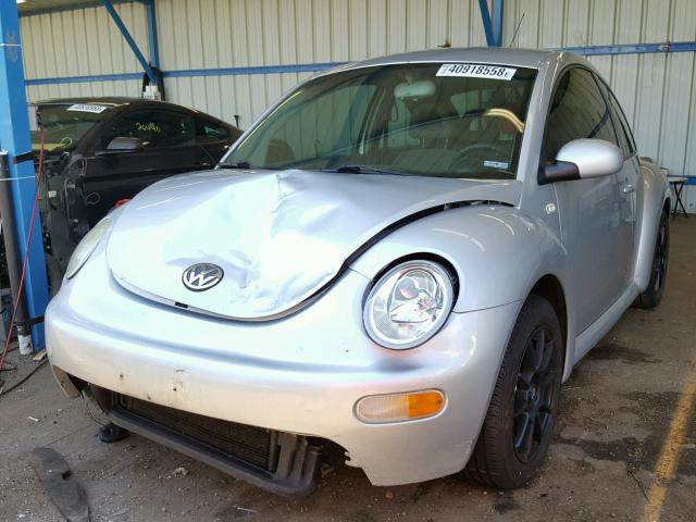 3VWCP21C12M411689 - 2002 VOLKSWAGEN NEW BEETLE 银色 照片 2