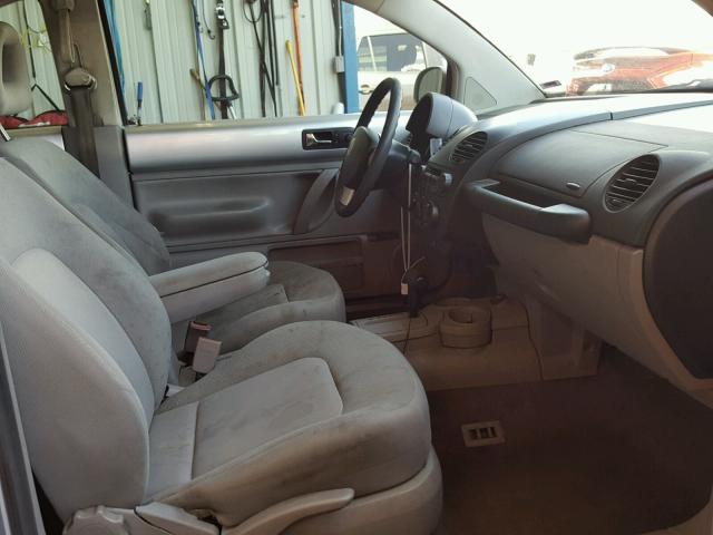 3VWCP21C12M411689 - 2002 VOLKSWAGEN NEW BEETLE 银色 照片 5