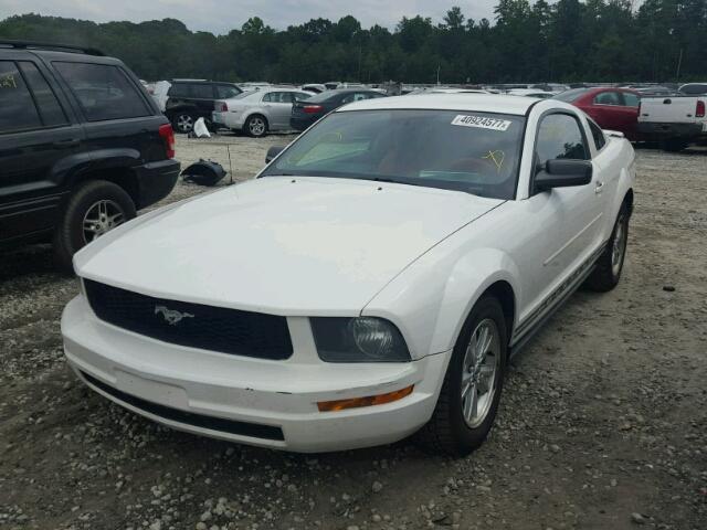 1ZVFT80N775211766 - 2007 FORD MUSTANG WHITE photo 2