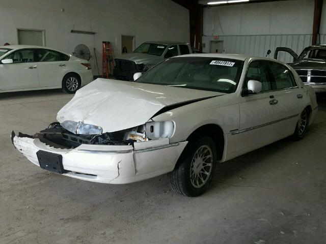 1LNHM82W92Y652994 - 2002 LINCOLN TOWN CAR S WHITE photo 2