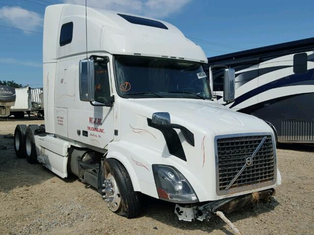 4V4NC9EJ0BN299311 - 2011 VOLVO VN VNL WHITE photo 1