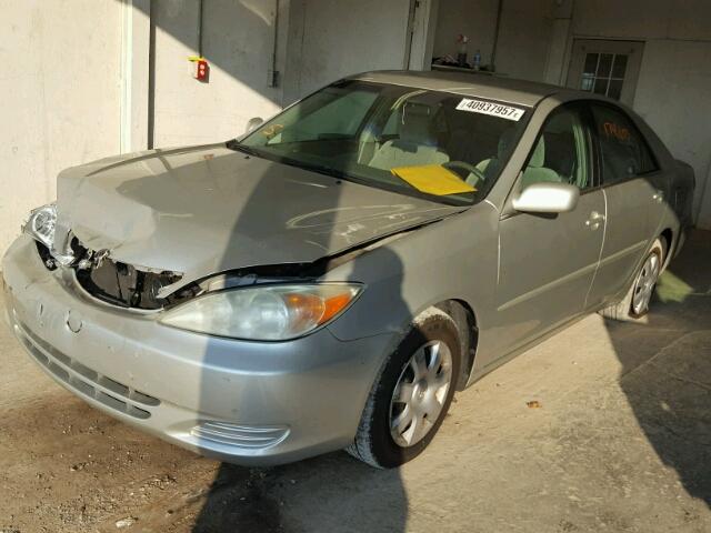 4T1BE32K32U540492 - 2002 TOYOTA CAMRY LE SILVER photo 2