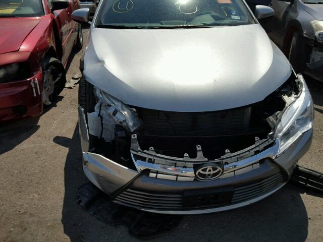 4T1BF1FK3HU383440 - 2017 TOYOTA CAMRY LE ვერცხლისფერი ფოტო 9