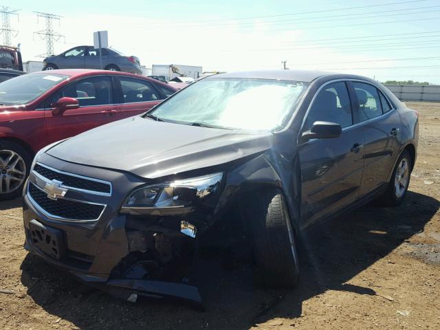 1G11B5SA7DF250056 - 2013 CHEVROLET MALIBU LS ნაცრისფერი ფოტო 2