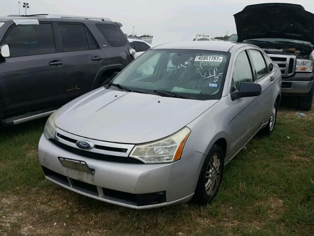 1FAHP35N59W256798 - 2009 FORD FOCUS SILVER photo 2