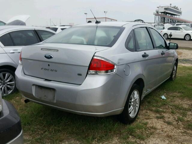 1FAHP35N59W256798 - 2009 FORD FOCUS SILVER photo 4