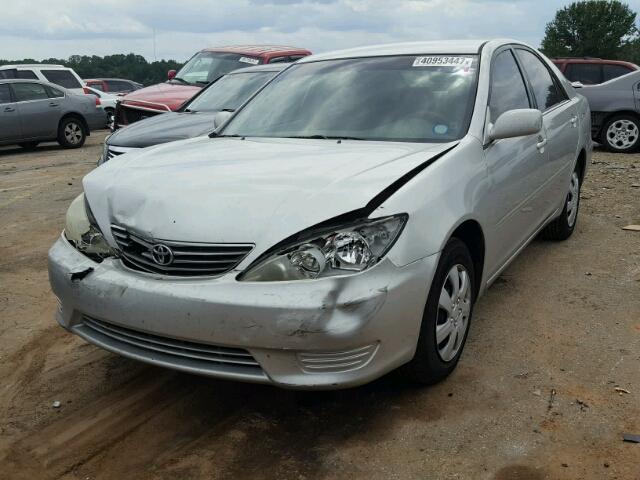 4T1BE32K35U625157 - 2005 TOYOTA CAMRY LE ვერცხლისფერი ფოტო 2