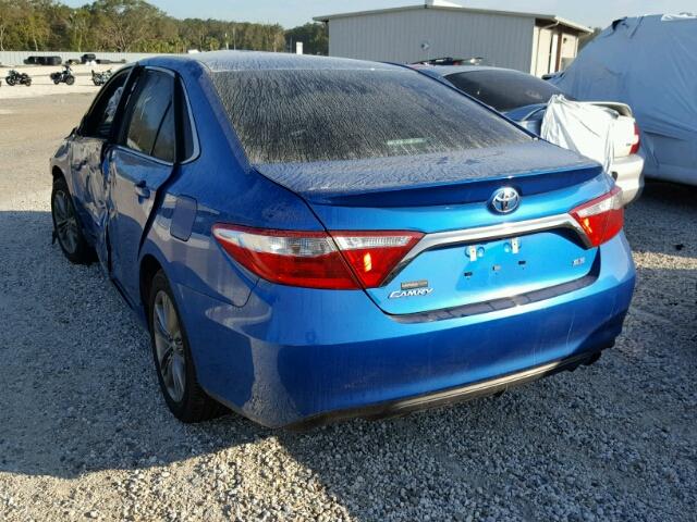 4T1BF1FK6HU713491 - 2017 TOYOTA CAMRY BLUE photo 3