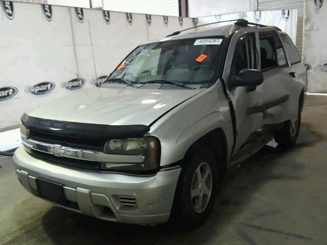 1GNDS13S242413649 - 2004 CHEVROLET TRAILBLAZE SILVER photo 2