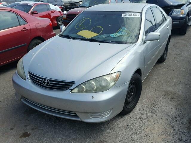 4T1BE32K55U069630 - 2005 TOYOTA CAMRY LE SILVER photo 2