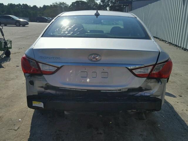 5NPEB4AC2DH693937 - 2013 HYUNDAI SONATA GLS SILVER photo 9