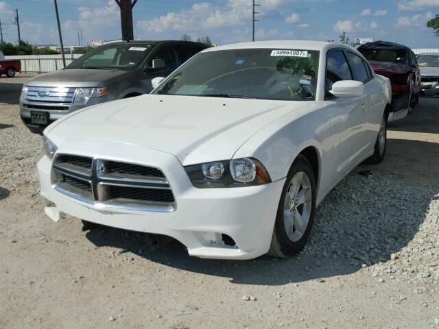 2C3CDXBG0EH197540 - 2014 DODGE CHARGER SE WHITE photo 2