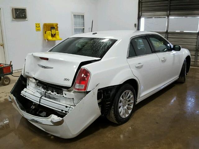 2C3CCAAG2DH506960 - 2013 CHRYSLER 300 WHITE photo 4