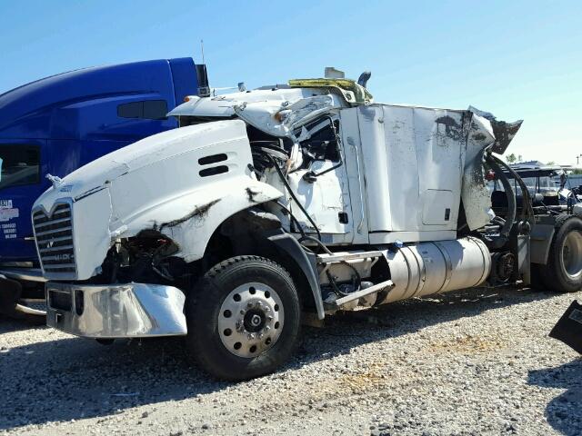 1M1AW07Y9GM075989 - 2016 MACK 600 CXU600 WHITE photo 10