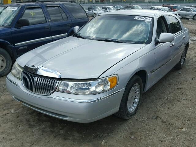 1LNHM83W61Y612451 - 2001 LINCOLN TOWN CAR C GRAY photo 2