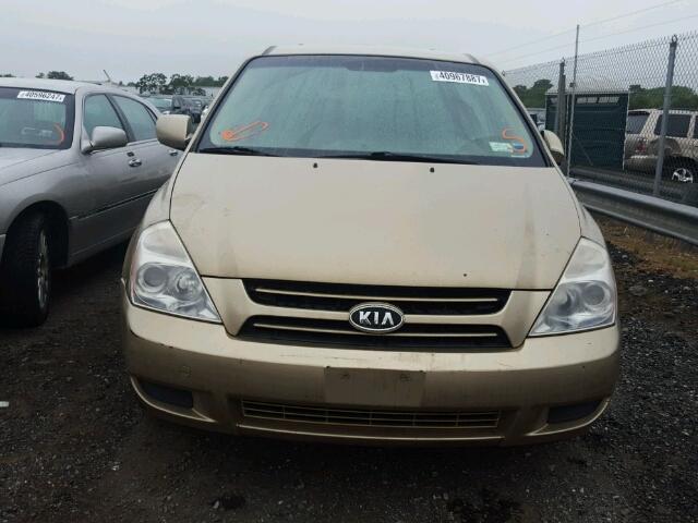 KNDMB233566046989 - 2006 KIA SEDONA EX BEIGE photo 9