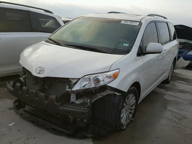 5TDYZ3DCXHS823252 - 2017 TOYOTA SIENNA XLE WHITE photo 2