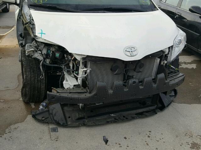 5TDYZ3DCXHS823252 - 2017 TOYOTA SIENNA XLE WHITE photo 9