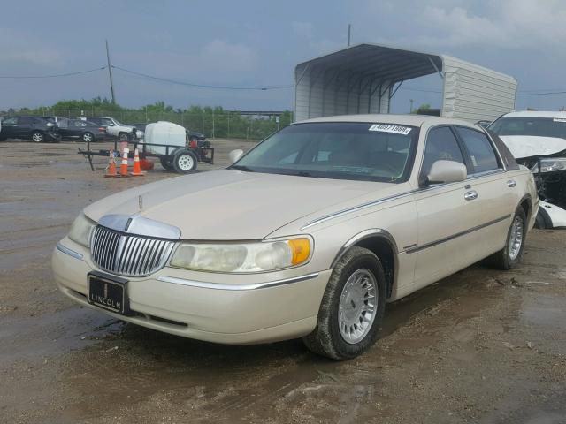 1LNHM83W3YY924883 - 2000 LINCOLN TOWN CAR C WHITE photo 2