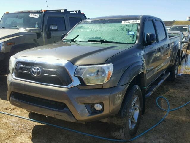 3TMKU4HN0EM042161 - 2014 TOYOTA TACOMA DOU BROWN photo 2