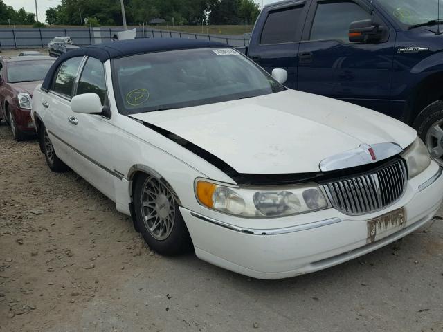 1LNHM82W9YY884665 - 2000 LINCOLN TOWN CAR S WHITE photo 1