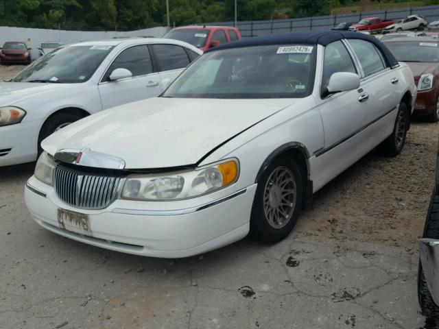 1LNHM82W9YY884665 - 2000 LINCOLN TOWN CAR S WHITE photo 2