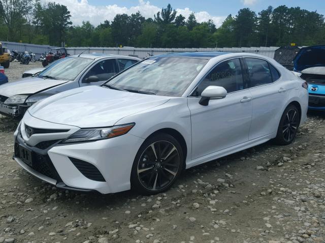 4T1B61HK1JU079641 - 2018 TOYOTA CAMRY XSE WHITE photo 2