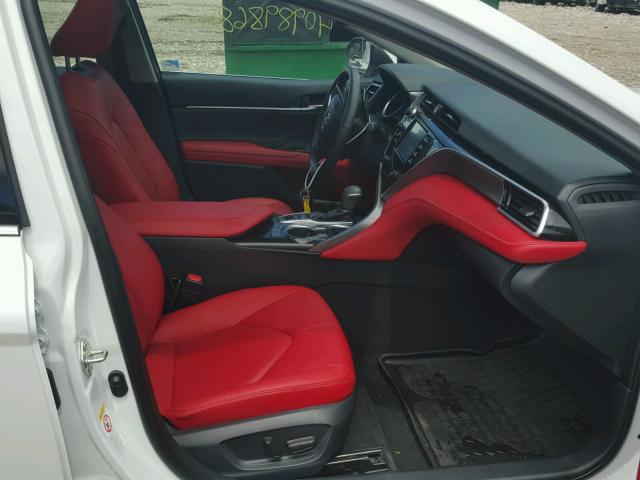 4T1B61HK1JU079641 - 2018 TOYOTA CAMRY XSE WHITE photo 5