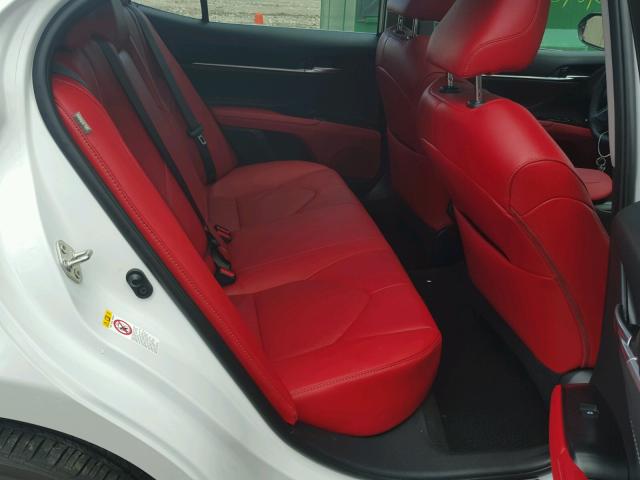 4T1B61HK1JU079641 - 2018 TOYOTA CAMRY XSE WHITE photo 6