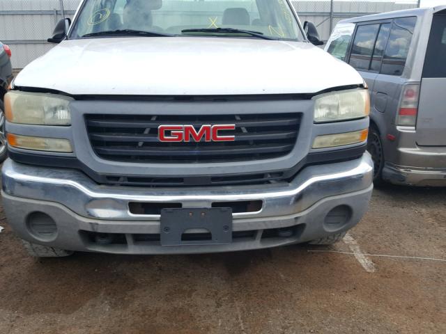 1GTHC24U34E381855 - 2004 GMC SIERRA C25 WHITE photo 9