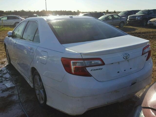 4T1BF1FK6CU570339 - 2012 TOYOTA CAMRY WHITE photo 3