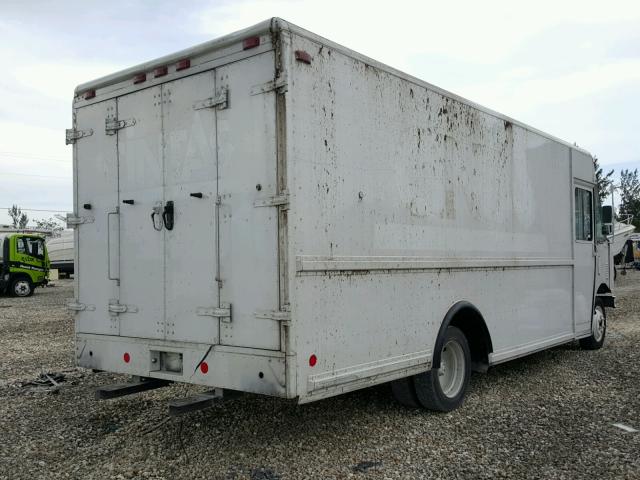 4UZAANBW21CH63197 - 2001 FREIGHTLINER CHASSIS M WHITE photo 4