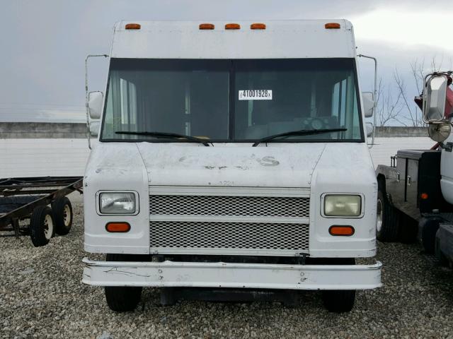 4UZAANBW21CH63197 - 2001 FREIGHTLINER CHASSIS M WHITE photo 9