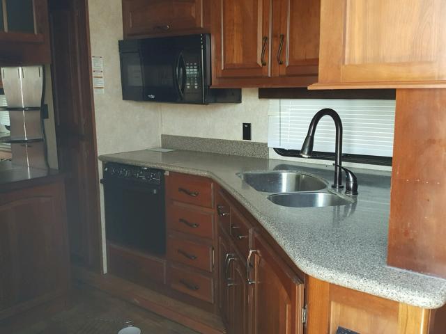 4YDF38526F4700789 - 2015 KEYSTONE MONTANA WHITE photo 9