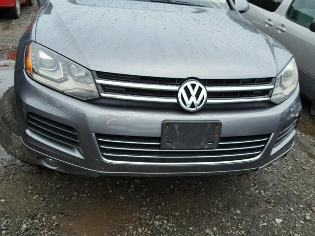 WVGFF9BP0BD006153 - 2011 VOLKSWAGEN TOUAREG V6 GRAY photo 7