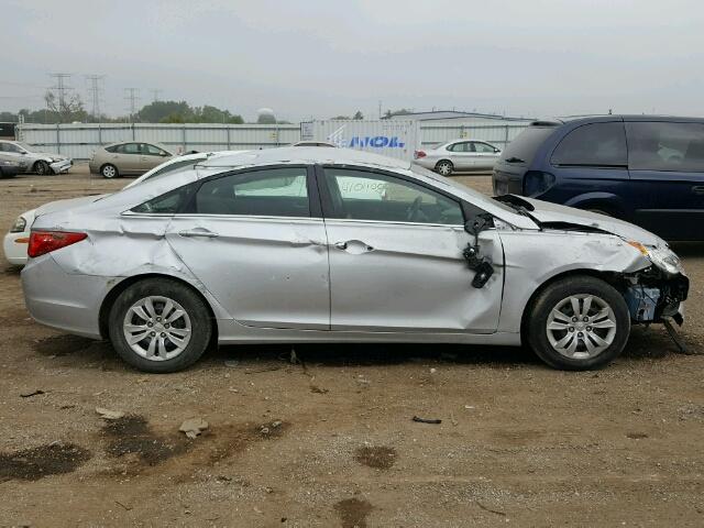 5NPEB4AC5DH563490 - 2013 HYUNDAI SONATA SILVER photo 9