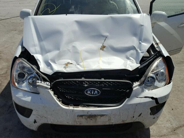 KNAFG526187159727 - 2008 KIA RONDO LX WHITE photo 7