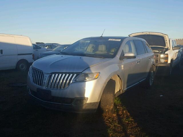 2LMDJ6JKXBBJ23095 - 2011 LINCOLN MKX SILVER photo 2