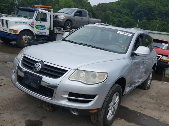 WVGBE77L98D002977 - 2008 VOLKSWAGEN TOUAREG 2 SILVER photo 2