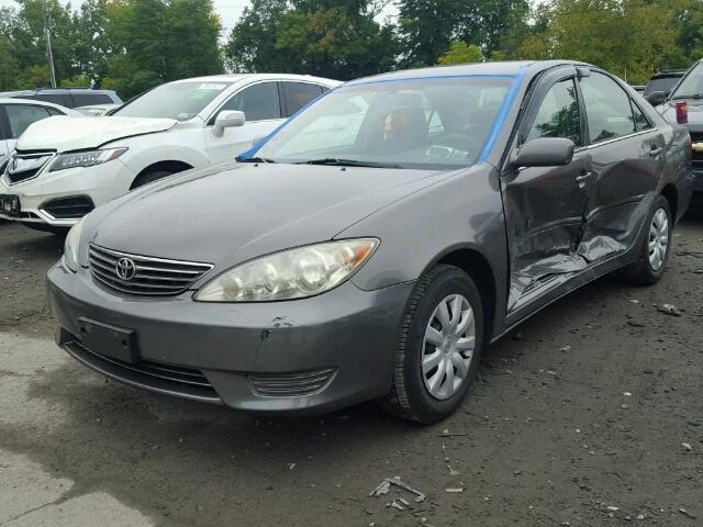 4T1BE32K25U542240 - 2005 TOYOTA CAMRY LE GRAY photo 2