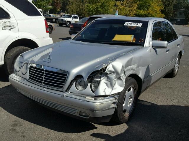 WDBJF72F4VA406067 - 1997 MERCEDES-BENZ E 420 SILVER photo 2