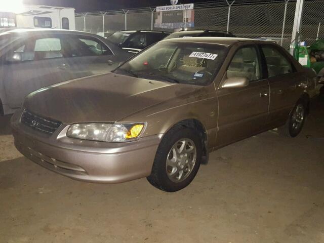 JT2BG22KX10553568 - 2001 TOYOTA CAMRY GOLD photo 2